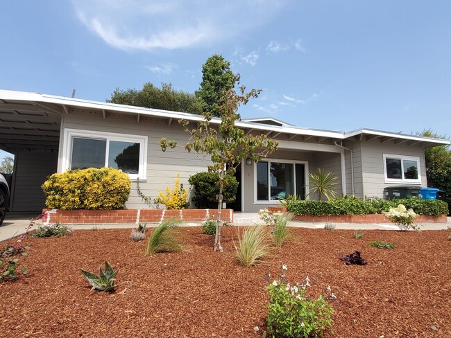 Building Photo - Lovely 3 bedroom home