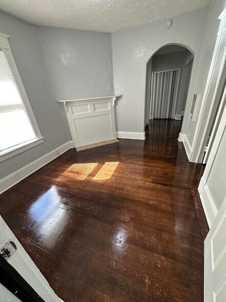 Building Photo - 1555 W 7th St