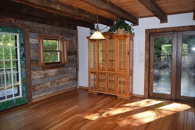 Building Photo - Sugar Mountain Cabin Home! Large, Finished Basement!