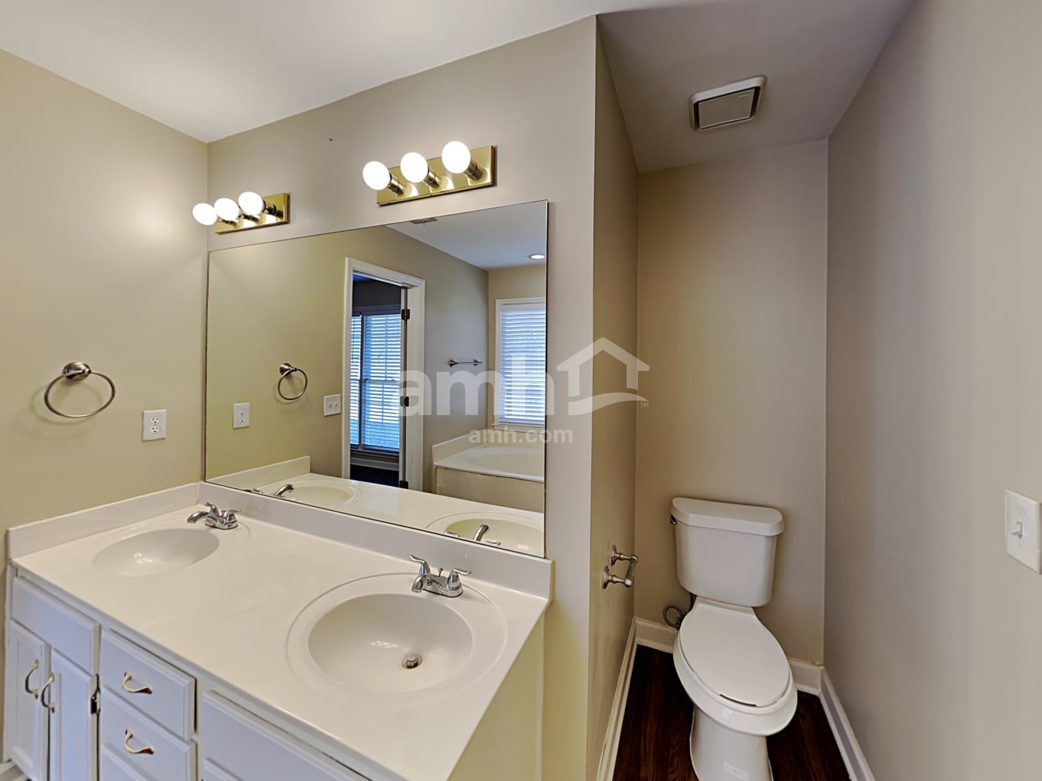 Building Photo - 201 Red Oak Ln