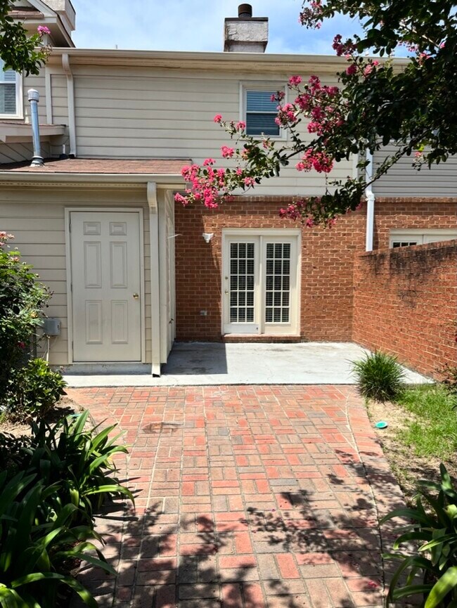 Building Photo - Forest Acres Townhouse