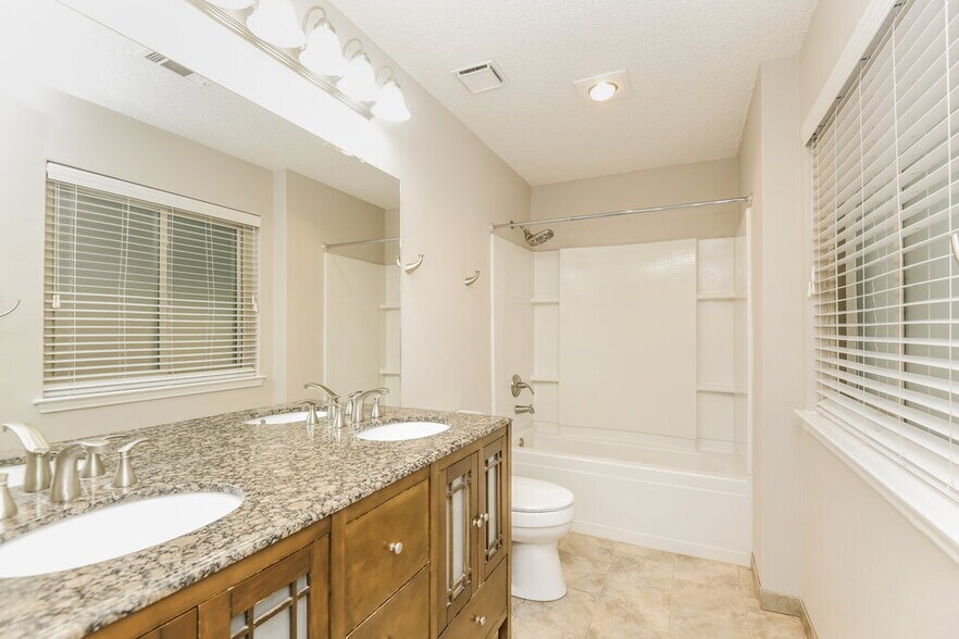Building Photo - 1121 Cardinal Oaks Dr