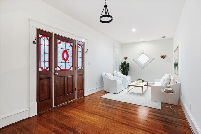 Building Photo - 208 E 12th St