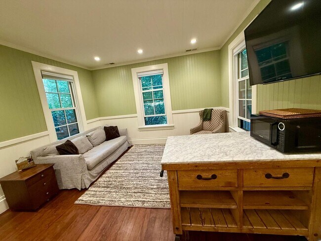 Building Photo - PEACEFUL MADRONE CANYON ONE BEDROOM COTTAGE NEAR DOWNTOWN LARKSPUR