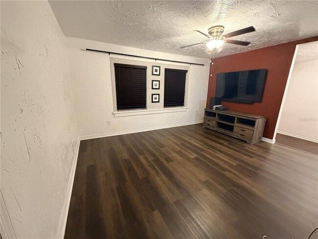 Building Photo - 1707 W Comanche Ave