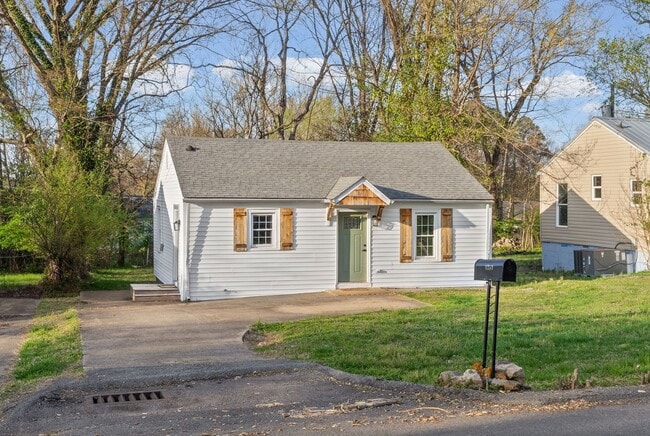 Building Photo - 2 Bedroom Pet Friendly Home For Rent Near Madison Street!