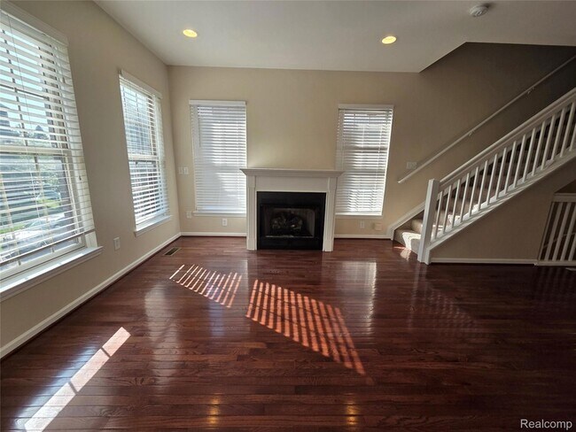 Building Photo - 526 Graten St