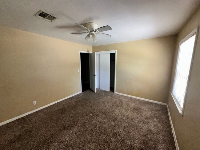 Building Photo - 511 Manor Dr