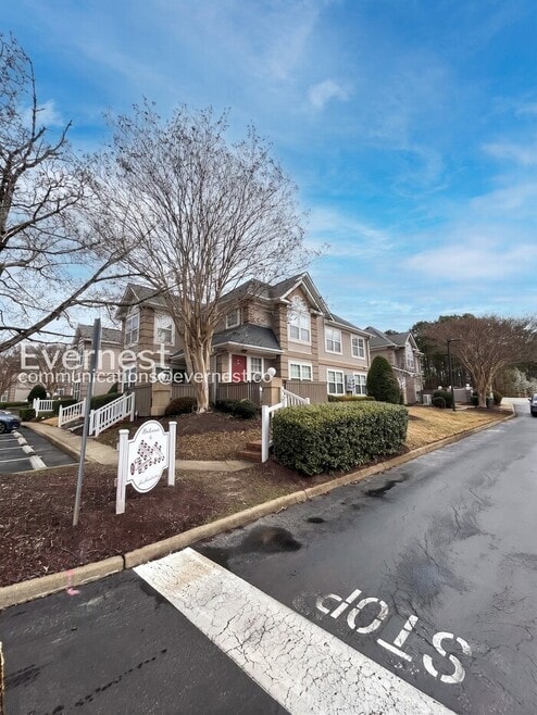 Building Photo - 710 Queens Path