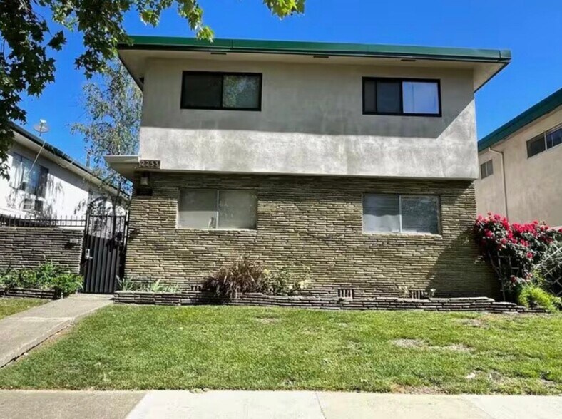 Building Photo - 2253 2nd Ave