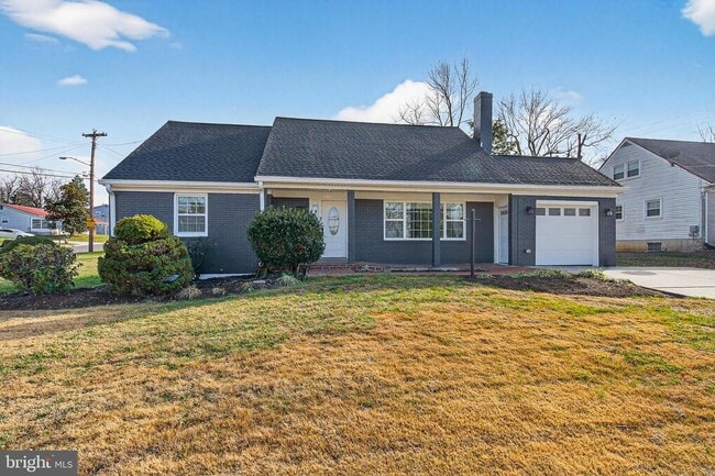 Building Photo - 2403 Kingsway Rd