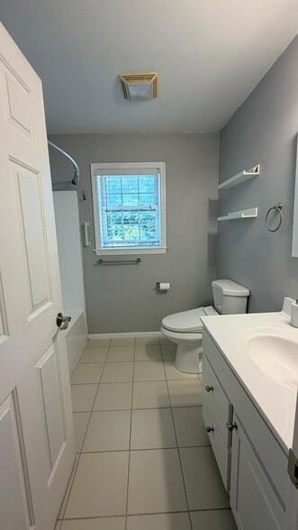Bathroom 2 (Full) - 37A Cheever St