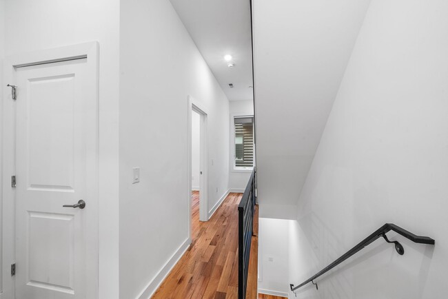 Building Photo - 4 Bed 3.5 Bath Townhomes 2176 sqft