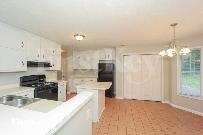 Building Photo - 11685 Heritage Dr