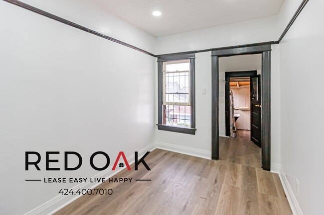 Building Photo - Newly Redone, Top Floor Two Bedroom with L...