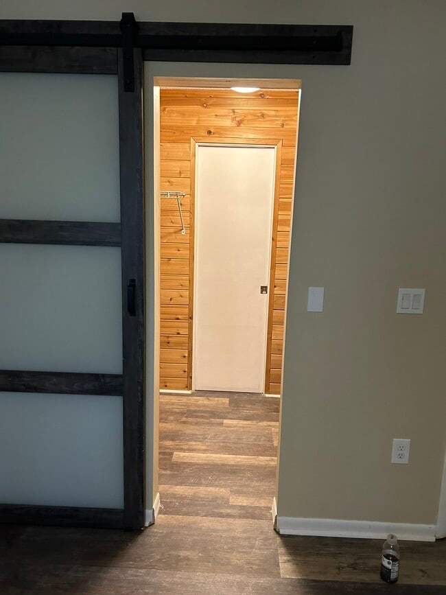 Bedroom access to Bathroom - 1687 Brookhouse Cir