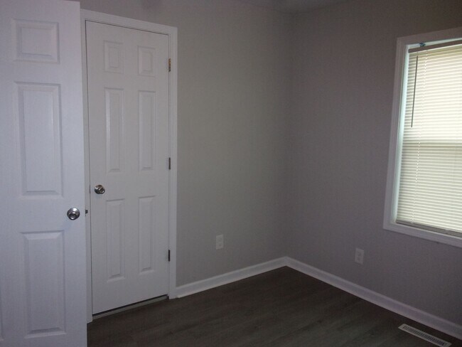 Building Photo - Beautifully Renovated 2 Bedroom 1 Bath Brick Home
