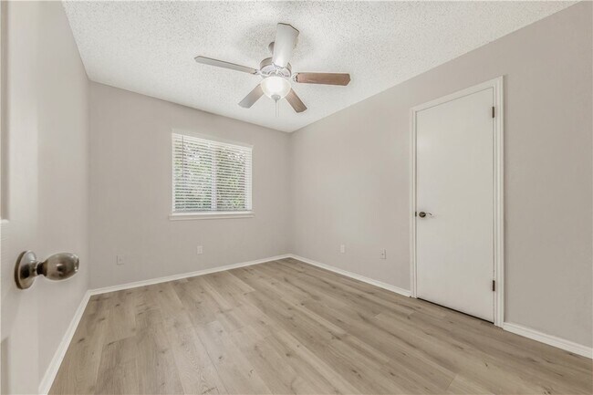 Building Photo - 804 Val Verde Dr