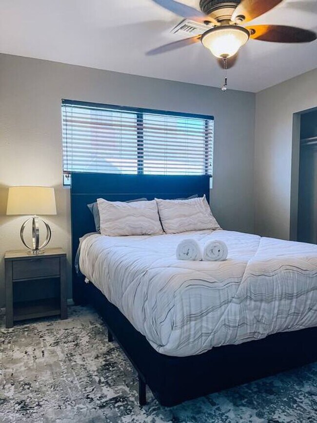 Building Photo - 4 Bedroom Pool Home Located Downtown