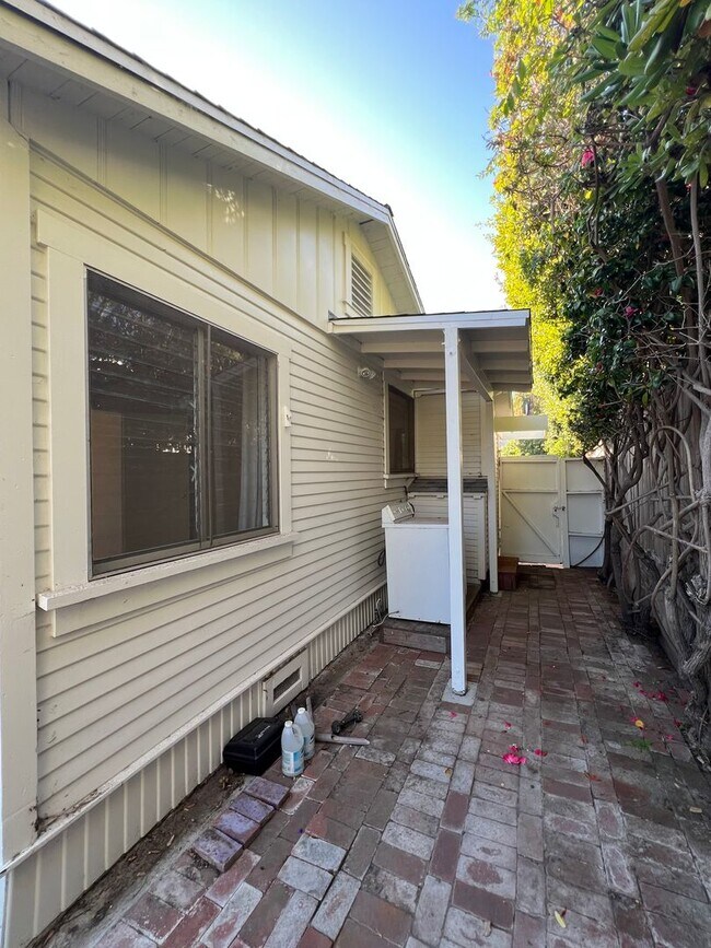 Building Photo - Laguna Beach Cottage Home 2 Bed 1 Bath