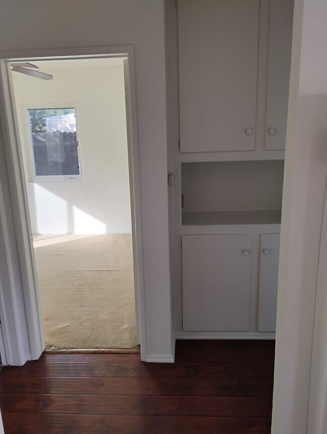 Building Photo - 18924-18934 Gault Street