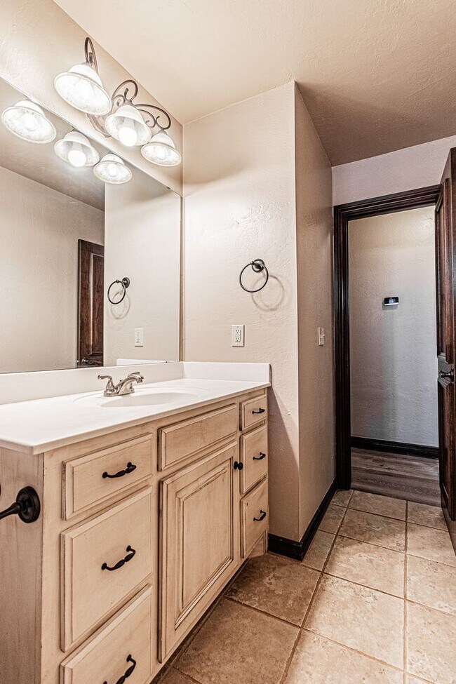 Building Photo - 4 Bed 3 Bath in Edmond!