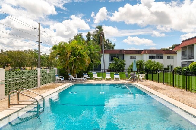 Building Photo - Newly Renovated, 2-Bed, 2-Bath, 2nd Floor ...