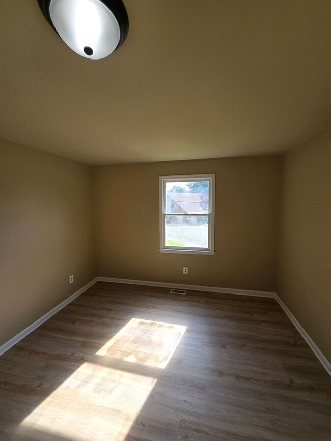 Building Photo - NEWLY REMODELED 3 bedroom house in Colonial Heights