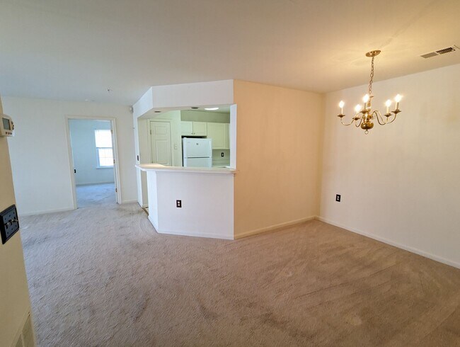 Building Photo - Beautifully maintained ground level condo in Germantown ready by mid April!