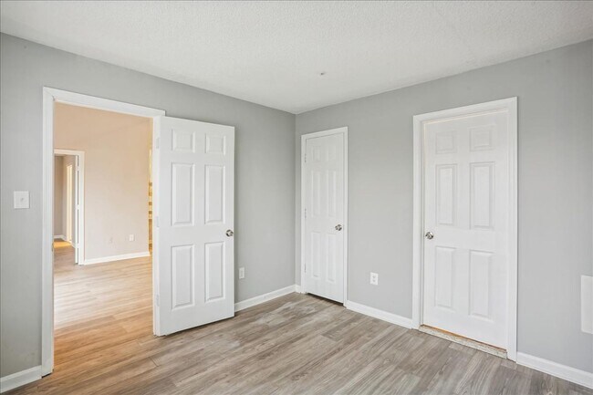 Building Photo - Great 3+2+ Loft in Germantown!