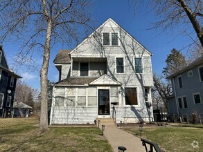 Building Photo - 944 Cromwell Ave