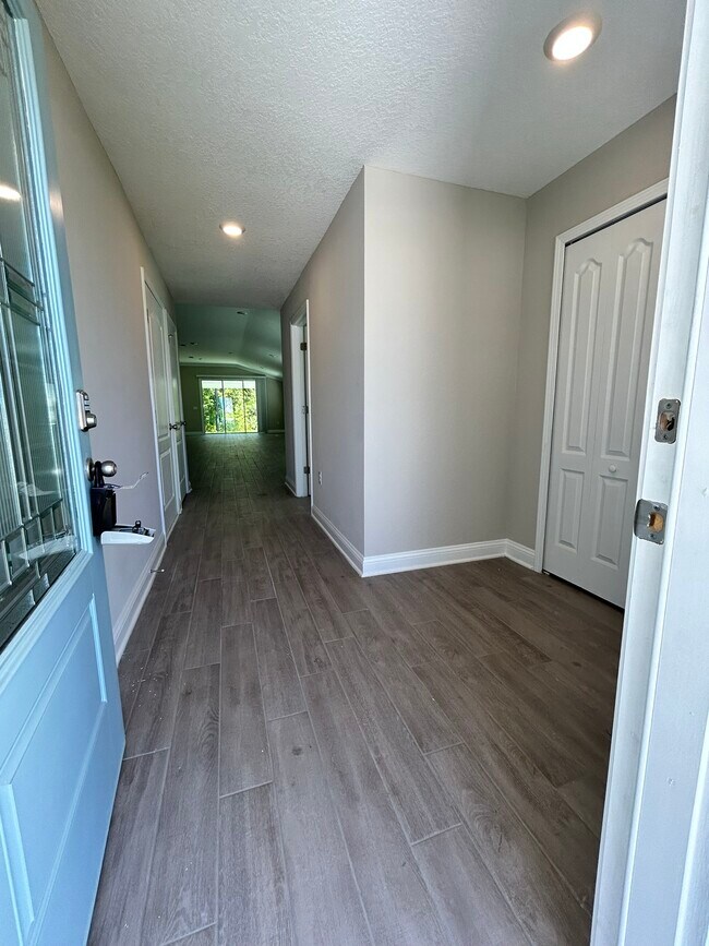 Building Photo - 106 Zancara St