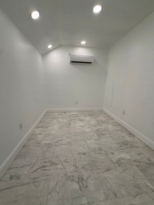 Building Photo - 4 Southbrook Dr