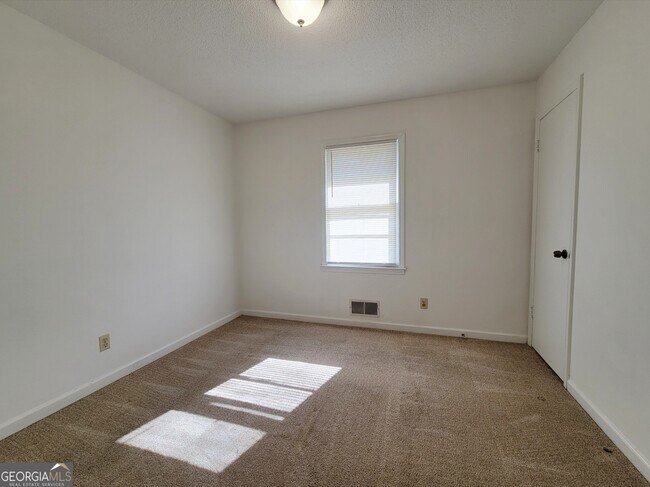 Building Photo - 304 E Broad St