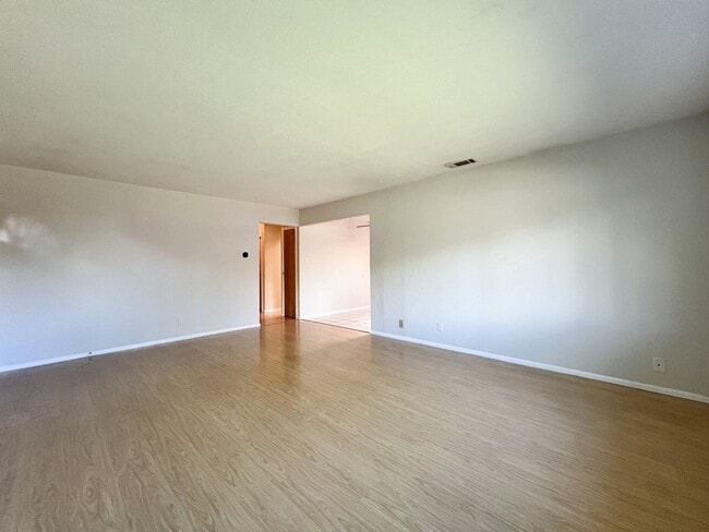 Building Photo - Single-Level Bel Aire Home with Spacious Layout