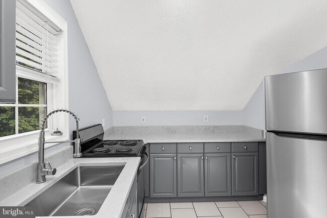 Building Photo - 587 A St