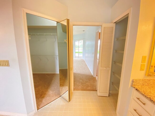 Building Photo - 3708 Molona Dr