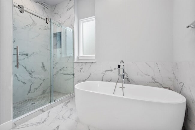 Building Photo - 909 Oak St