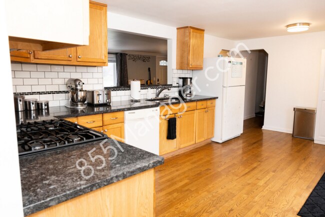Building Photo - Charming Ranch Home: 3 Bed, 2.5 Bath in Wa...