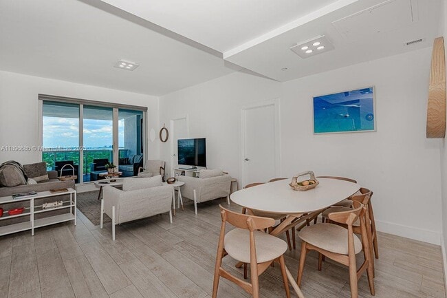 Primary Photo - 2301 Collins Ave