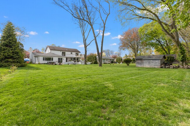 Building Photo - 80 Soundview Dr