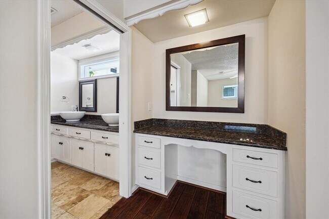 Building Photo - 10607 Longmont Dr
