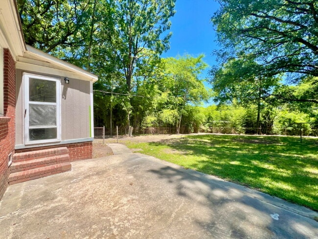 Building Photo - Updated Home in Convenient Location