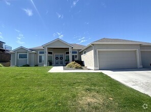 Building Photo - Elegant home in the Heights at Canyon Lakes