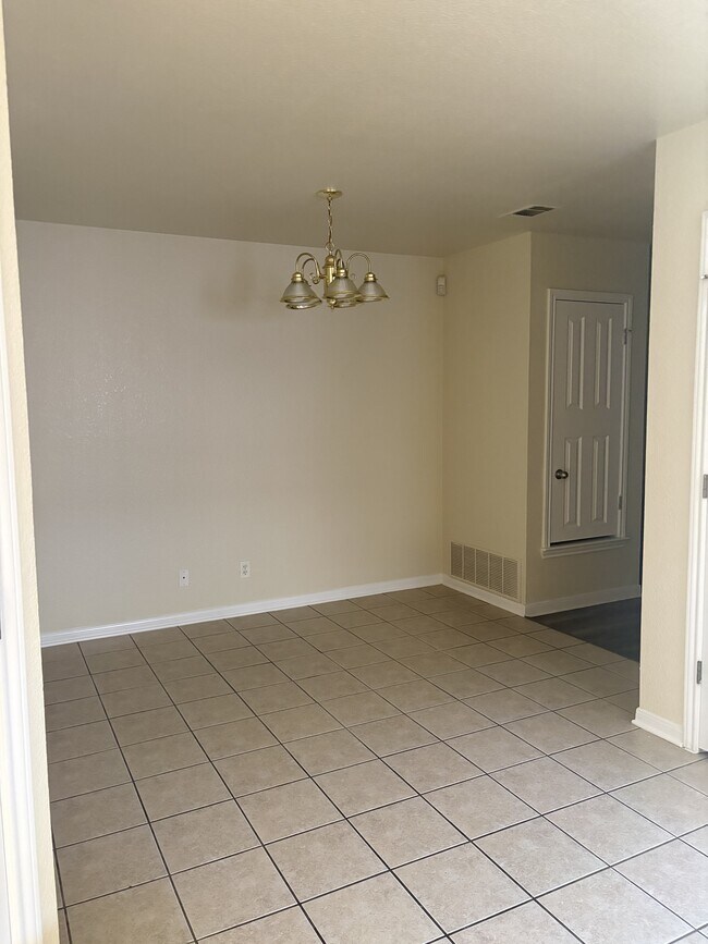 Building Photo - 1313 Cinch Dr
