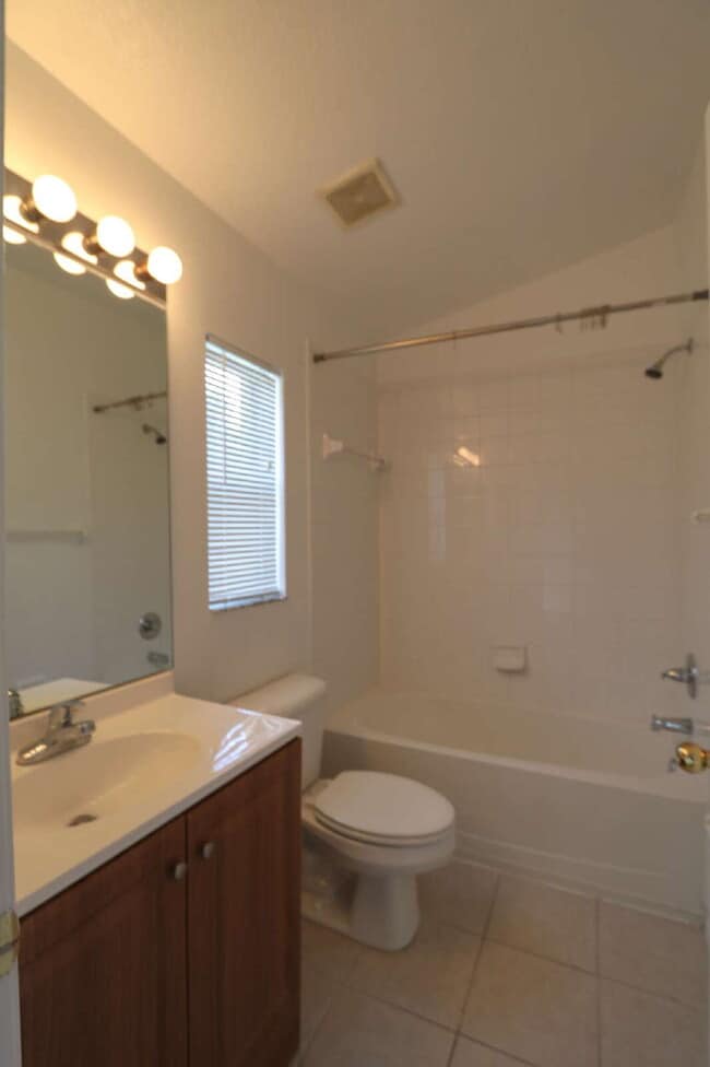 Building Photo - Spacious 2 Bedroom, 2 1/2 Bath Townhome in...