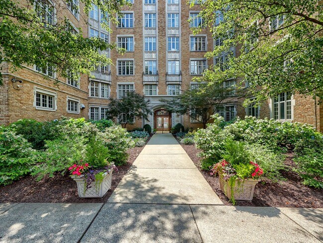 Building Photo - 1525 N Front St