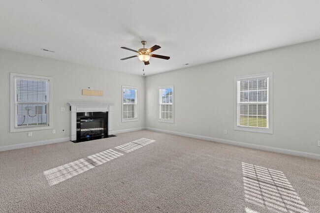 Building Photo - Large 4 bedroom in The Shores and Windpointe!