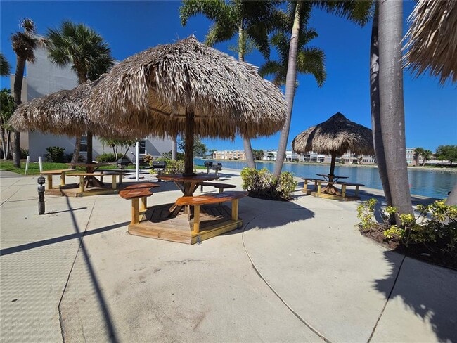 Building Photo - 7700 Sun Island Dr S