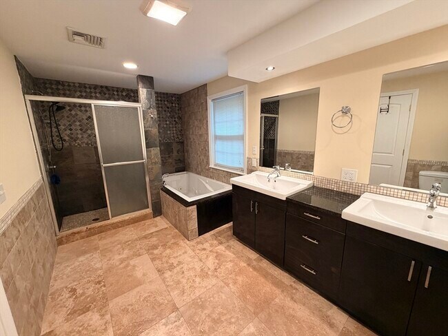 Building Photo - 112 E Quinobequin Rd